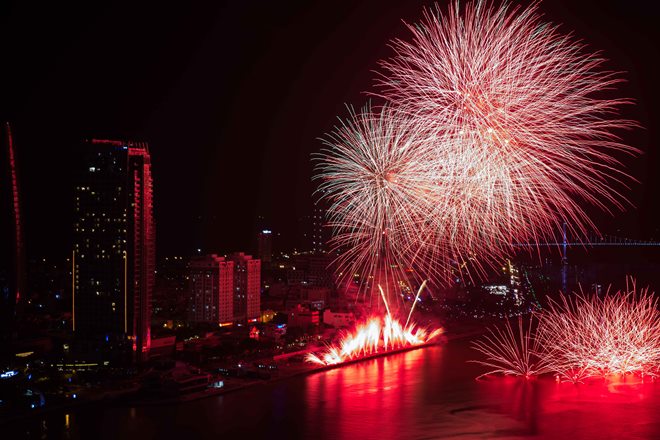 ‘Sốt’ vé pháo hoa Đà Nẵng đêm khai mạc 30/4 ảnh 1